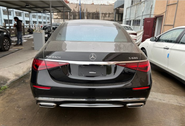 低调老板花450万买奔驰迈巴赫S680，坦言往后将抠掉车尾数字标志