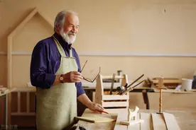 65岁老人应聘保安，居然要求月薪1万，老板看完简历直接给2万图片