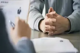 十字路口的年轻人，选大厂、国企还是公务员？图片