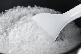 饭店里的米饭为何那么香？那是没用自来水，一个实验教你煮饭图片