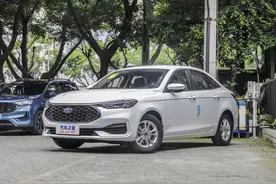 2021款福睿斯：9万多合资车，LED大灯+全液晶仪表都给你图片