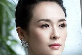 43岁章子怡素颜陪娃种菜，穿短裤露白皙长腿，打扮朴素少女感十足图片