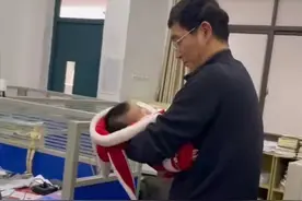 江西一女教师的娃无人照顾，带至学校成“团宠”，不哭不闹很好哄图片