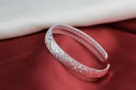 银手镯不能乱戴,有钱人早就明白了,真不是迷信,早知道早好图片