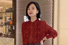 “红+蓝”才是春天经典配色，显白又时髦，40岁女人这样穿好高级图片