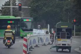 小心！漯河街头出现“落难骑友”！图片