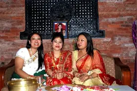 尼泊尔的“一妻多夫制”，同胞兄弟共用一妻，家中谁说了算图片