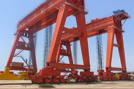 中国造出全球最大龙门吊，一次起重2万吨，再创世界纪录图片