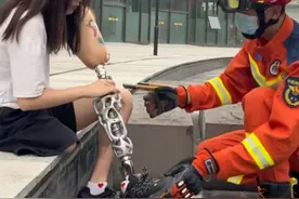 四川女孩假肢被卡,得救后示爱消防员,索要联系方式被拒,后来怎样图片