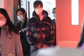昨日，李宇春出席上海活动，看似身体恢复得不错图片