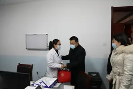 吕梁市中医院领导班子除夕夜慰问在岗职工图片