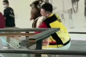 125斤重的狗子不敢坐扶梯，让主人全程抱着图片