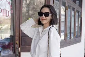 春天穿衣别再盲目跟风了！白衬衫+牛仔裤是今年顶流，简单大气图片