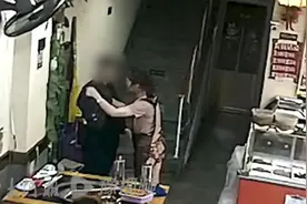 女生衣衫不整进餐馆，女老板忙帮遮挡引发关注！社区表示将联系民警寻找该女子图片