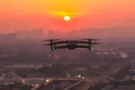 潮声丨频频伤人扰民，乱飞的无人机该怎么管？图片