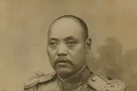 一双斜眼一大一小，厕所里读书遇伯乐，袁世凯：此人是可造之材！图片