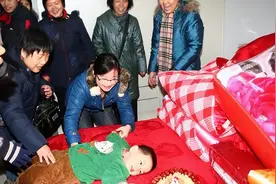 从前只让男孩滚新床，如今男女都可以，现代婚俗已不再重男轻女？图片