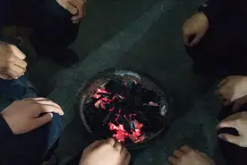 云南畹町边检站芒棒分站执勤民警坚守在万家团圆时图片