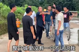 男子撞到村长的狗，被上门殴打，要求下跪！事件后续来了！图片