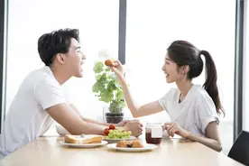 不喜欢这个男人，就不要心安理得地享受这些图片