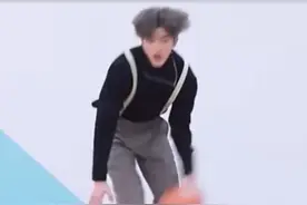 蔡徐坤：“打篮球”遭全网黑，两次碰瓷周董，被粉丝捧成内娱笑话图片