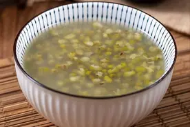 煮绿豆汤，切忌直接下锅，学会2个诀窍，10分钟煮开花，不发红图片