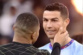 37岁C罗最后一次对战梅西，勾肩搭背身高差萌，还被姆巴佩摸脸了图片