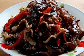 荤素搭配的黑木耳炒肉丝，简单易实操，解馋又营养，看着流口水图片