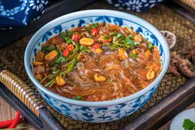 家有红薯粉条，教你自制酸辣粉，酸辣爽滑真入味，夏天吃太过瘾了图片