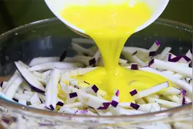 茄子切成丝淋上鸡蛋，实在太好吃了，我家一周吃6次，又香又下饭图片