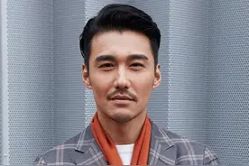 任嘉伦现身瘦脱相网友说千万不要学罗云熙 新发型引网友热议图片