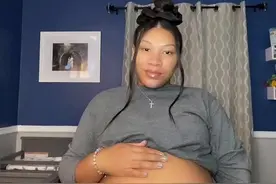 准妈妈分享壮观孕肚照片，网友感叹，好像怀着三胞胎，母亲伟大图片