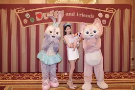 程晓玥带女儿去迪士尼，宝宝才1个月大就出来营业，几乎全程在哭图片