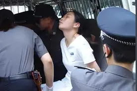 美女被执行药物注射死刑，临刑时希望穿白衣，走的干干净净图片