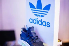 诋毁新疆棉花拒不道歉，一年暴跌113亿的阿迪达斯，终于服软了图片