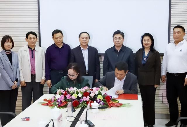 海南电台“女贪官”谷晓晶，真不是一般“好色”，给男下属递房卡