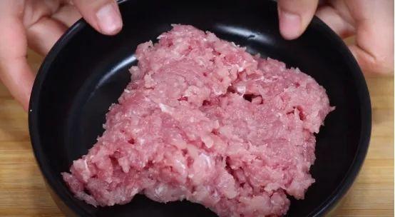 今天才知道，原来剁肉馅还有这个绝招！1分钟剁好，方法太棒了