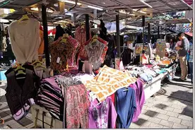 不看不知道！路边摊10元一件的衣服，都是怎么来的？你还会买吗？图片