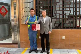 5℃低温下跳江救人的广州环卫工人，今获见义勇为奖励图片