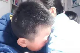 8岁小孩得知爸爸已去世75天，哭喊：我要救爸爸，让医生抽我的骨髓图片