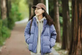 今年火了一种穿法，叫“上身羽绒服、下身鲨鱼裤”，既保暖又洋气图片