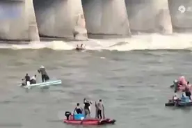 江苏一地开闸泄洪，居民冒险捕鱼被巨浪冲走图片