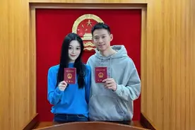 恭喜！国乒冠军官宣结婚，1米7老婆身材傲人，穿军装美似赵丽颖图片