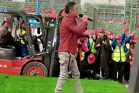 从歌手导师沦落到街头卖唱，杨坤落到这般田地，根本怨不得别人！图片