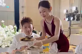 新娘婚礼当天开启搂席模式，边吃边摇摆起来：吃自己的席才香！图片