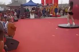 网传河南一县政府邀女子表演钢管舞，女子衣着暴露动作大胆，着实不妥图片