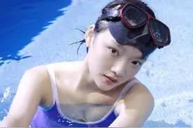 22岁美少女任敏晒泳装，在水下游泳素颜好漂亮，清冷气质扑面而来图片