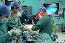 一男子胸腔被铁片刺穿幸运生还图片