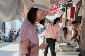 41岁江一燕现状曝光！定居云南小县城结婚生女，街边买菜似普通人图片