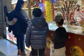 靳东大儿子满8岁，李佳晒一家四口低调庆祝，父子牵手散步超有爱图片